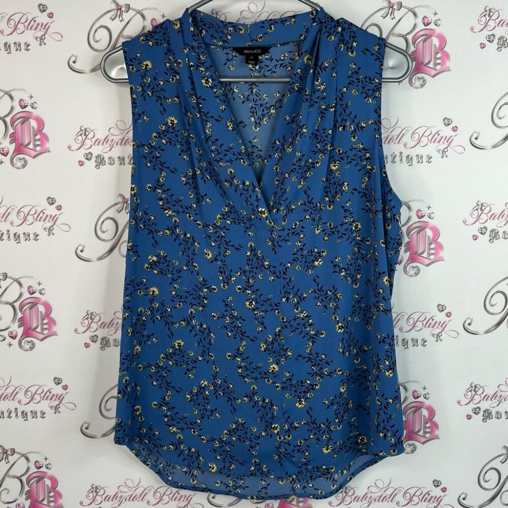 RW&CO. Tank top flowy blouse shirt flowers Blue Floral V-Neck Blouse